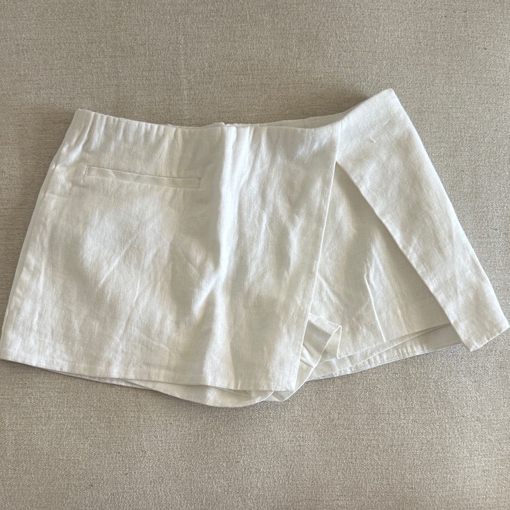 *NWOT* Abercrombie & Fitch White Women's Skort